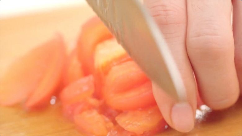 番茄橙汁炖小牛肘,将剥好皮的番茄切块