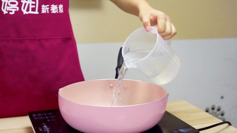 让汤汁更易吸收——黄豆炖排骨,锅中放入水~