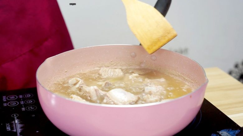 让汤汁更易吸收——黄豆炖排骨,撇掉浮沫