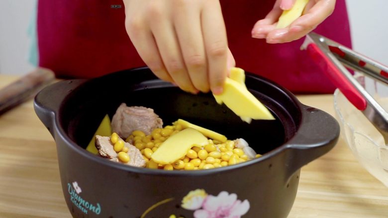 让汤汁更易吸收——黄豆炖排骨,放入姜片