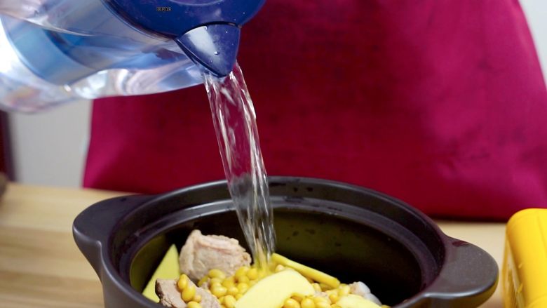 让汤汁更易吸收——黄豆炖排骨,加入纯净水，没过食材