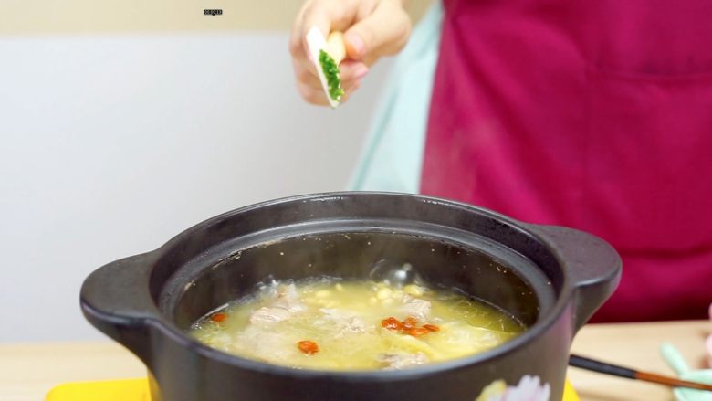 让汤汁更易吸收——黄豆炖排骨,撒上少许葱花