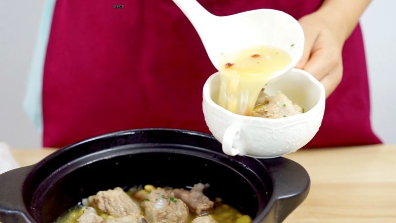 让汤汁更易吸收——黄豆炖排骨,可以盛出来享用啦，一碗非常好吸收的骨汤~
