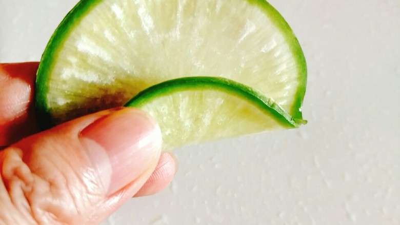 绿萝卜花,再折四个1/3折的片，分别挂在牙签的个尖上！