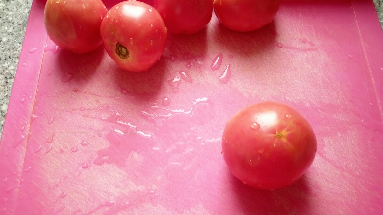 糖拌番茄莲花,做排骨番茄用4个，选了一个最好看的做糖拌番茄花。