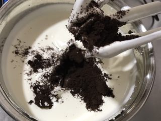黑·竹炭咸奥利奥蛋糕卷,220g淡奶油、8g细砂糖、1.5g盐，打至有纹路可流动