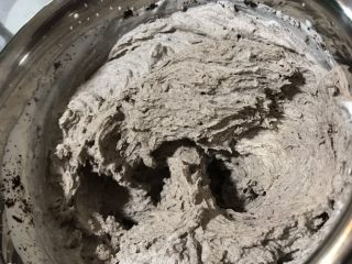 黑·竹炭咸奥利奥蛋糕卷,再将剩下的奥利奥粉末倒入，打至9分发（奶油硬一点比较好定型，不会影响口感）