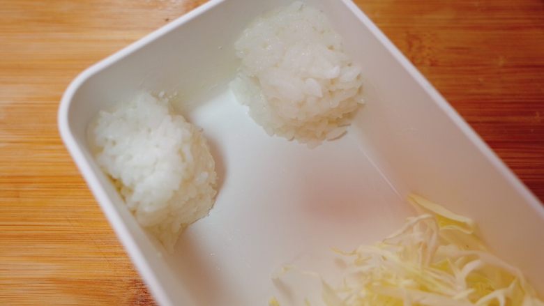 兔子姜烧猪排便当,米饭在饭盒两个角的位置压实做耳朵的形状