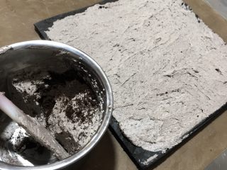 黑·竹炭咸奥利奥蛋糕卷,将奶油的一半均匀的抹在蛋糕上