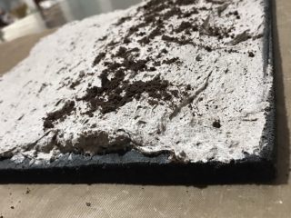 黑·竹炭咸奥利奥蛋糕卷,剩下的一半均匀的抹在靠近我们身体这边的2/3处，一个小山丘的样子