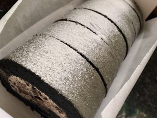 黑·竹炭咸奥利奥蛋糕卷,也可以撒些糖粉装饰