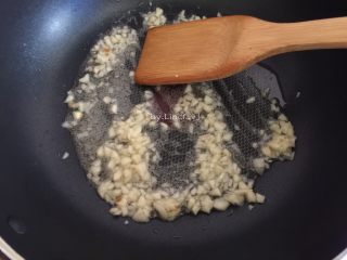 酸辣土豆丝,然后先热锅，放适量食用油，倒入蒜蓉炒香