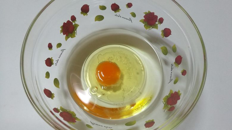 葡萄干甜饼,大碗里倒入葵花籽油，再敲入鸡蛋。