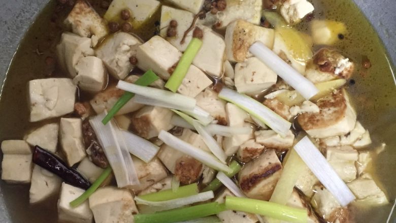 麻婆豆腐简易版+大米南瓜粥,大火调小火炖15分钟左右，调味后放葱段
