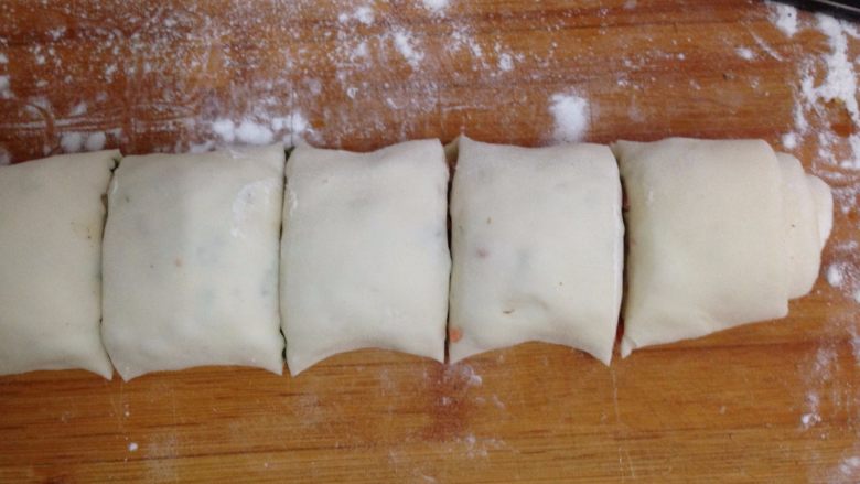 椒盐火腿葱香卷,然后切成大小一致的段