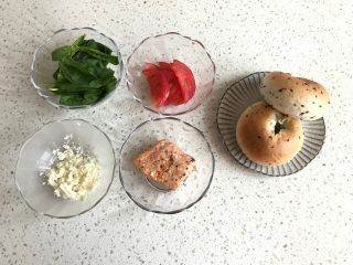 菠菜三文鱼三明治,番茄切6块薄片，菠菜洗净拭干切成2-3厘米段。