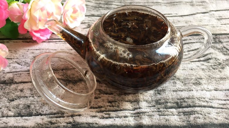 英德红茶叶虾,茶叶洗净泡开，第一道水当洗茶，不用！留第二次的茶水