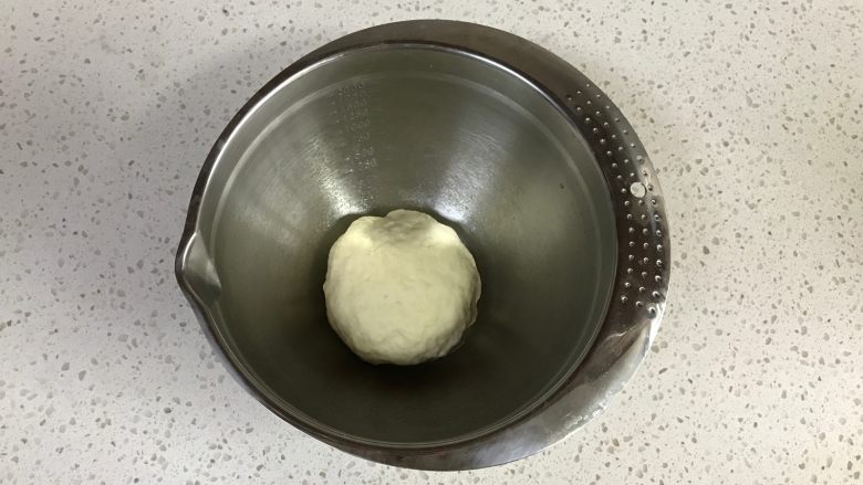 中种牛奶吐司,再放入面包粉，手揉和成团后，盖上保鲜膜放入冰箱冷藏一夜。