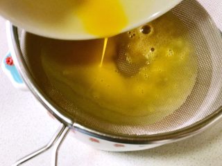 日式茶碗蒸,兩個雞蛋打散，然後用稍細的篩網篩除泡沫（這一步非常重要，決定著蛋羹的細膩口感）