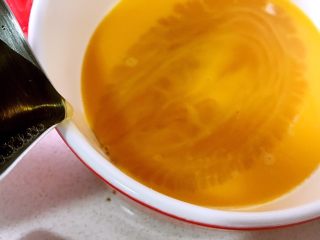 日式茶碗蒸,然後將篩過的蛋液輕輕的沿碗邊倒入蒸碗（也可以在前一步直接篩入蒸碗），盡量不讓它起泡。然後將200毫升的素高湯用同樣的方法倒入，留下40毫升待後面使用。