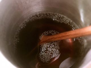 日式茶碗蒸,稱出240毫升的素高湯，加入料酒、醬油和鹽攪均