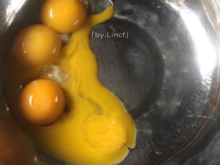 自制旺仔小馒头,将60g蛋黄倒入一个盆中