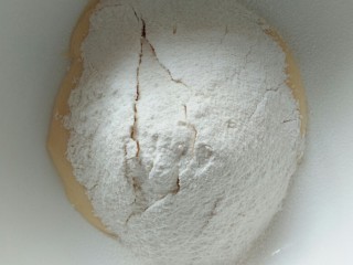 玉米奶酪蛋挞,筛入低筋面粉，用搓揉的方式将面粉揉至光滑不粘手。