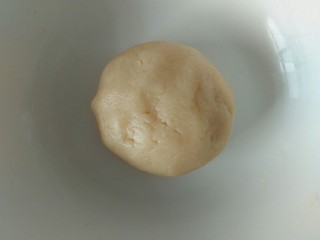玉米奶酪蛋挞,这就是揉好的面团，如果出油，可包上保鲜膜，放入冰箱冷冻20分钟。