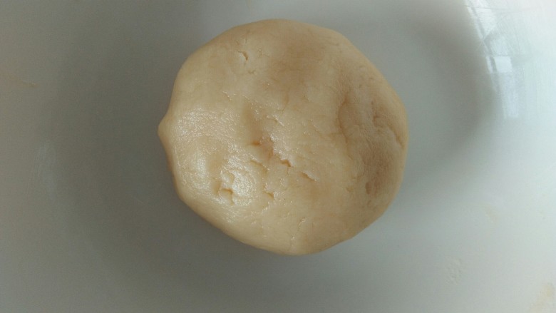 玉米奶酪蛋挞,这就是揉好的面团，如果出油，可包上保鲜膜，放入冰箱冷冻20分钟。
