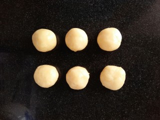 玉米奶酪蛋挞,二十分钟后，取出面团，揉成六个约28g的小球。