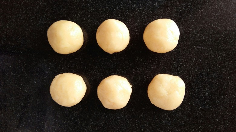 玉米奶酪蛋挞,二十分钟后，取出面团，揉成六个约28g的小球。