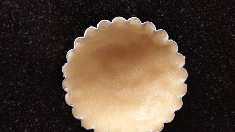 玉米奶酪蛋挞,将揉成的小球放入蛋挞模中用，手指捏均匀