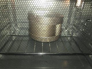 轻松熊吐司--又一款哄娃利器,放入预热好的烤箱，中下层，上下火170度30分钟左右。温度仅供参考