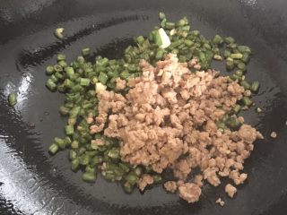 干煸橄榄肉沫豆角,下熟肉沫，继续炒