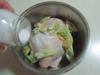烤鸡（电饭煲版）,鸡放入容器中， 加入适量姜葱蒜和适量的盐；