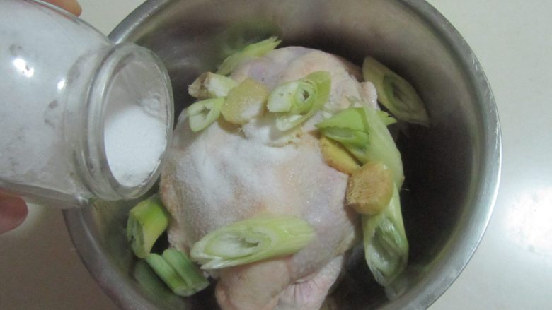 烤鸡（电饭煲版）,鸡放入容器中， 加入适量姜葱蒜和适量的盐；