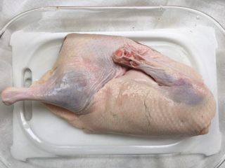 简易烤鸭,半片鸭子洗净，放入大点的盘子中
