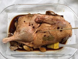 简易烤鸭,用竹签在鸭肉表面戳洞便于入味，并用硅胶刷将调料刷于鸭肉表面