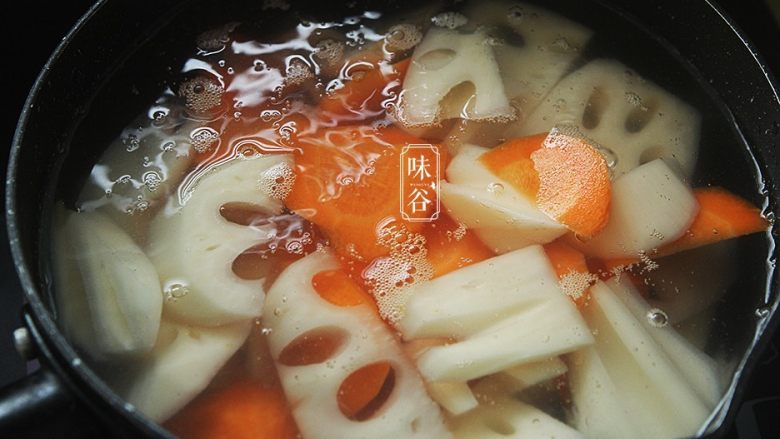 开胃下饭的糖醋鲜藕,莲藕和胡萝卜一起下锅里加水烧开，5分钟后捞起来沥干水分；