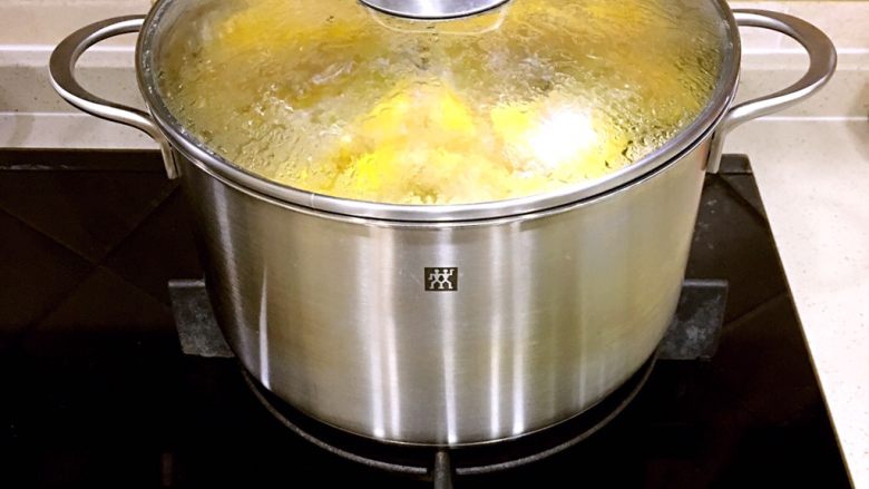 黄桃罐头,盖上锅盖煮12分钟，如果喜欢吃软一点的，也可以再煮久一点。