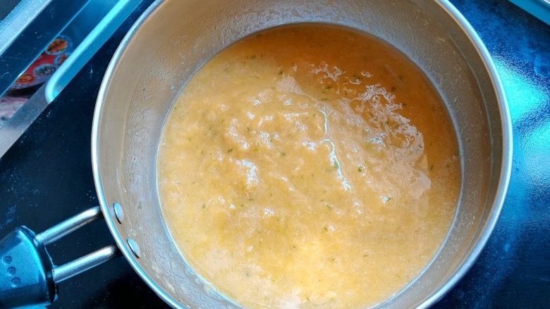南瓜鸡肉浓汤,加入1碗开水，再次煮开即可关火出锅