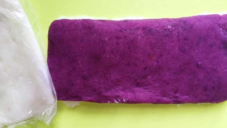 紫薯夹心山药泥,保鲜袋剪开，山药一层紫薯一层再山药一层一起铺好，用手掌压实