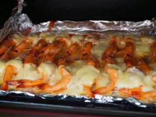 芝士虾,烤箱提前10分钟预热，将处理好的虾送入烤箱内，上下火200度8分钟即可