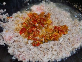 芝士虾,锅内倒适量油，将五花肉末煸炒出油然后下泡椒碎翻炒均匀