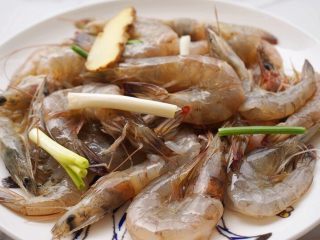 芝士虾,将去掉虾线的虾用料酒，盐，葱，姜片腌制入味至少30分钟
