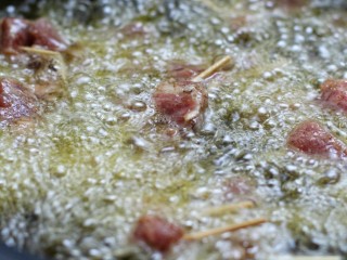 牙签肉,锅中放适量油烧至八成热，放入肉串中火炸制
