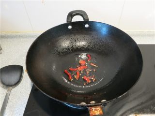 香辣油爆海虾,炒锅烧热放入适量的植物油，丢几粒花椒爆香将干辣椒放入