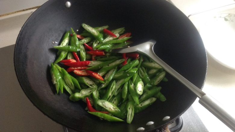 双椒小炒鸡,上锅，开中火，不加油，干焙辣椒，等有辣香味飘出（让你忍不住要打喷嚏的时候😊）关火，盛出。