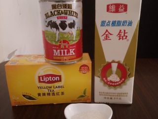 一分钟学会网红招牌奶盖茶，做法很简单！,奶油，超市就可以买到，然后就是淡奶，也可以用牛奶替代，茶可以选用任何茶都可以，看你喜欢什么，食盐就是一般的食盐就可以了