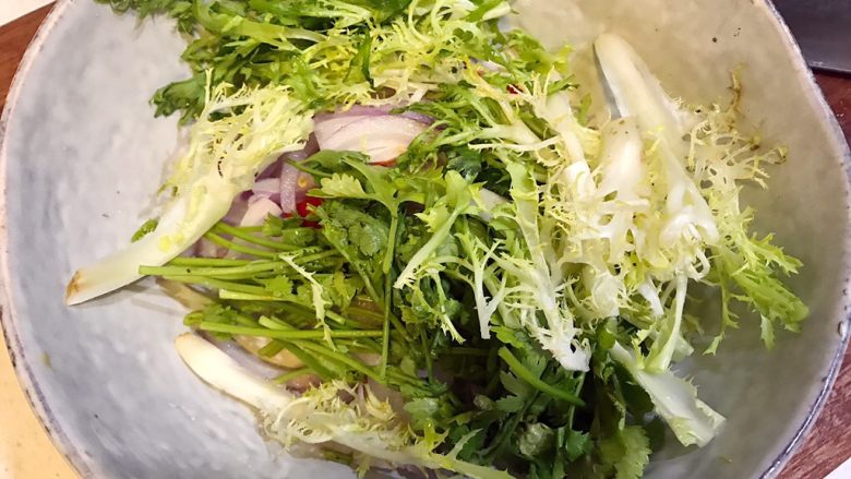 私房麻香凤爪,香菜切段，苦苣切段，指天椒切段，将葱切丝，放入容器